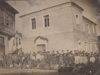 Saraylar Köyü, Rum Okulu ve arkada sol tarafta Agios Dimitrios Kilisesi, 25 Mart 1922 (Ioannis Papachristou Arşivi)