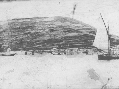 Ekinlik Adası genel görünüm ve solda Değirmen 1, 1900 (Museum of Maritime Tradition and Sponge-Fishing of Nea Koutali)